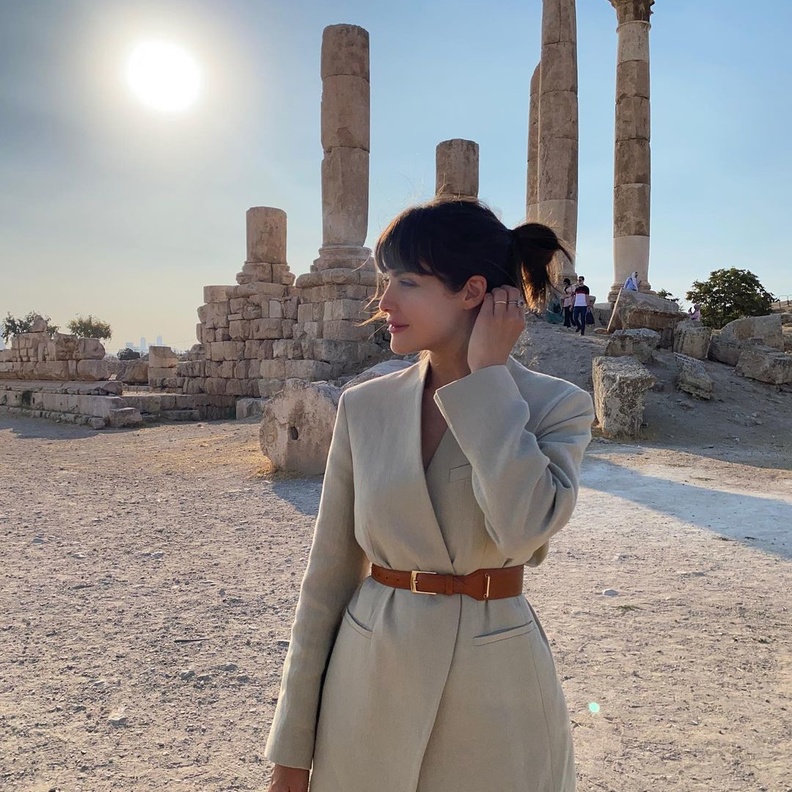 أطلّت بالبليزر الطويل البيج وحددت خصرها بحزام