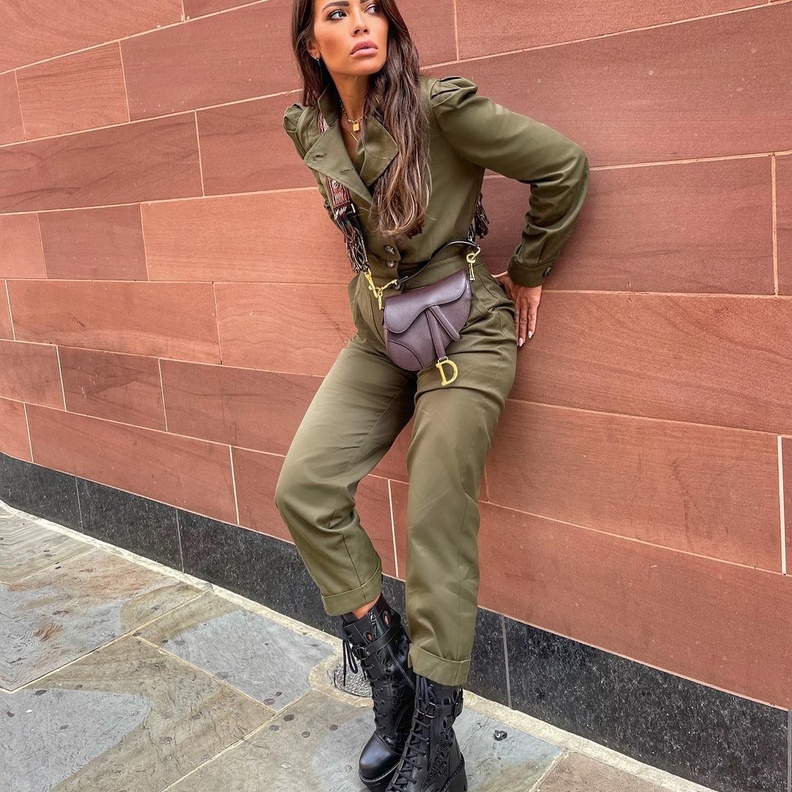 إختارت العنود البدر الجمبسوت الزيتي العصريّ نسّقت معه البوت الضخم وحقيبة من ديور