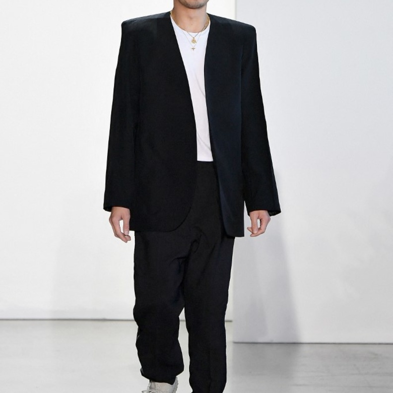 إستحوذ المصمم Han Chong مؤسس Self-Portrait على علامة Roland Mouret الفاخرة