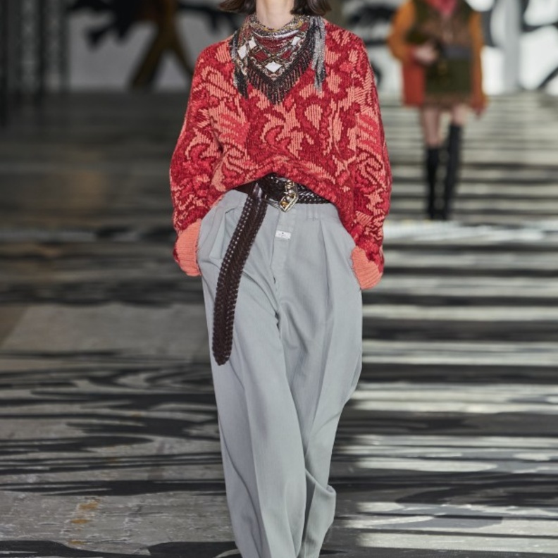 إستوحي من عرض مجموعة Etro أفكار تنسيق الكنزة الحمراء  مع البنطلون