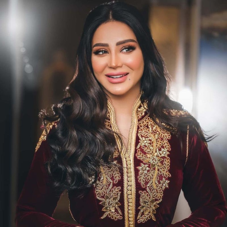 تسريحات عصرية لصاحبات الشعر الطويل من وحي لجين عمران 2021