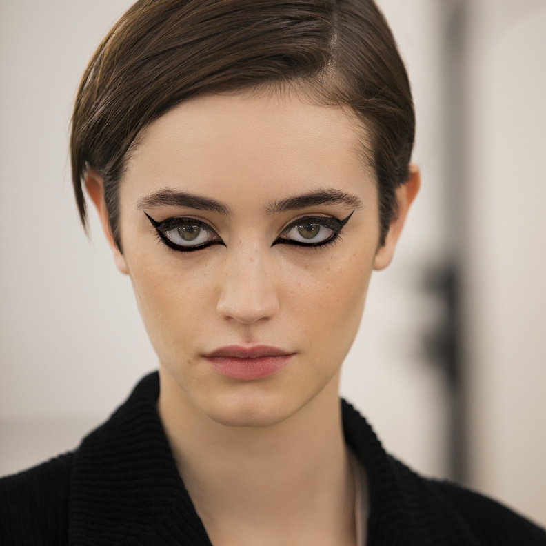 اطلالات مكياج CHANEL بخطوط الايلاينر السوداء