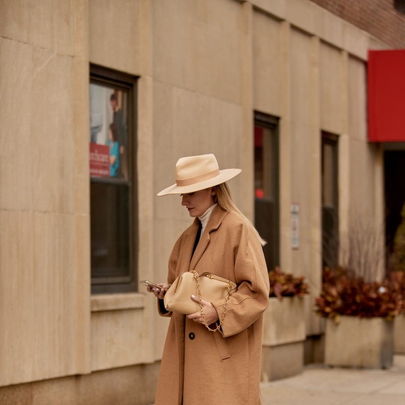 أفكار تنسيق القبعات مع اطلالاتك الشتوية 