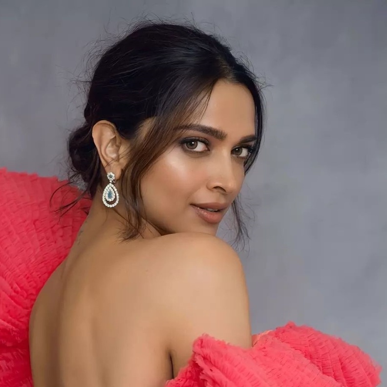 اطلالة ديبيكا بادكون الجمالية بالظلال الفاتحة وخطوط الايلاينر الرفيعة