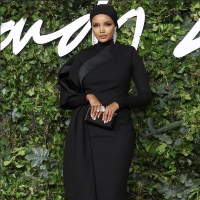 أزياء سهرة راقية للمحجبات مستوحاة من حليمة عدن 