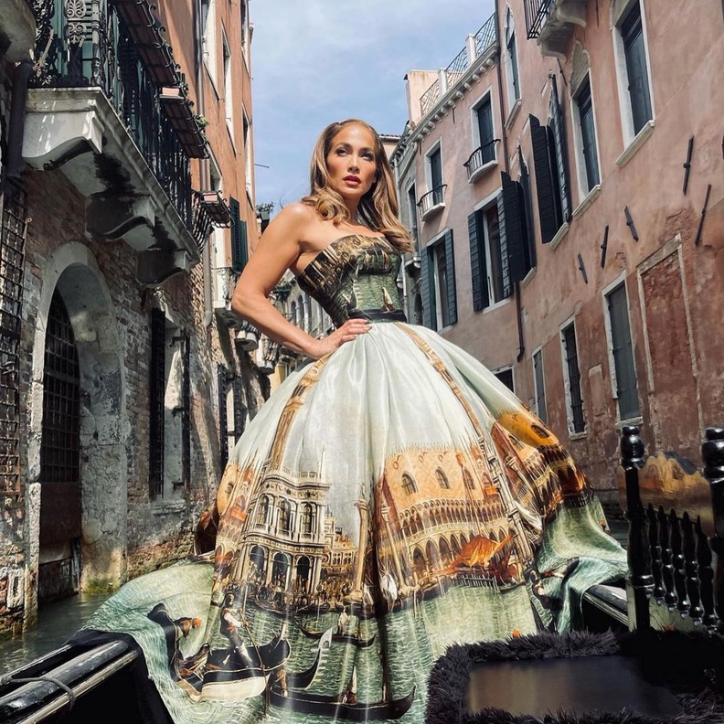 اطلالة من توقيع دولتشي اند غابانا جمعت بين الأزياء والفن بشكل مثاليّ