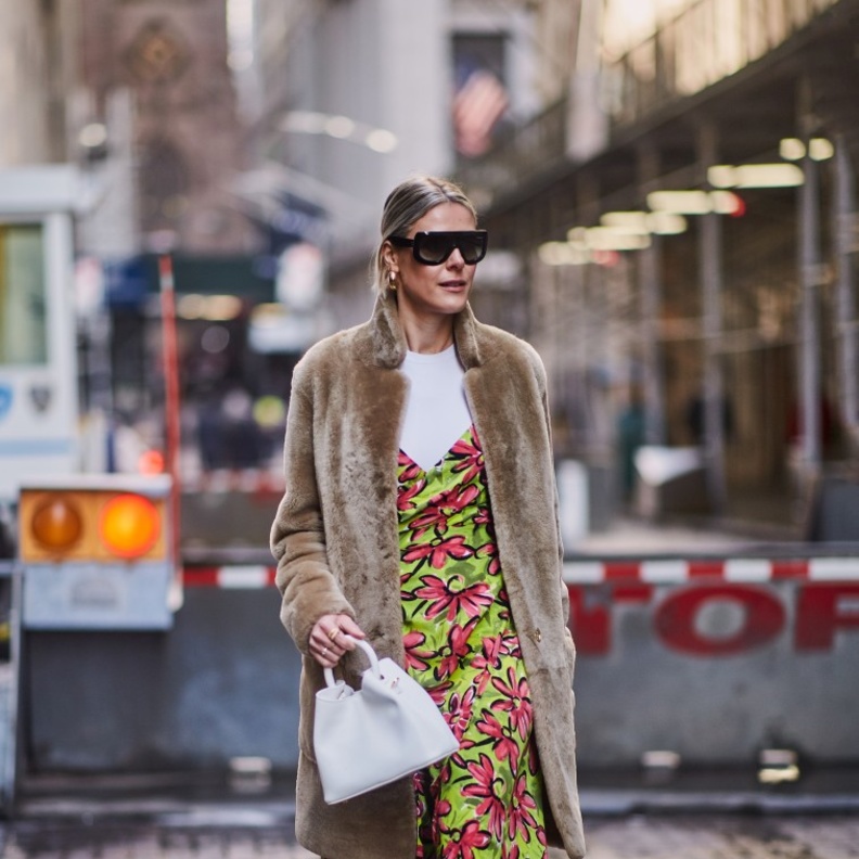 نصائح أساسية لاعتماد الأزياء المعرقة بالورود في اطلالات شتاء 2022