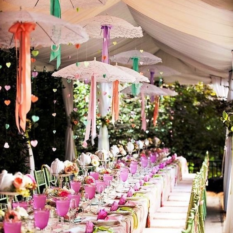 افكار زينة طاولات الزفاف بالمظلات