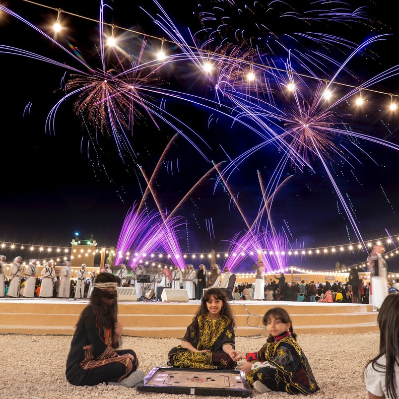 الأزياء الشعبية ترسم البهجة على وجوه الصغار - المصدر موسم الرياض 