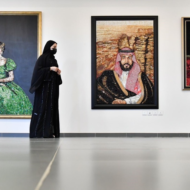 التشكيلية سارة الزايدي ولوحات تختزل أجمل العبارات بملايين القطع والأحجار الكريمة