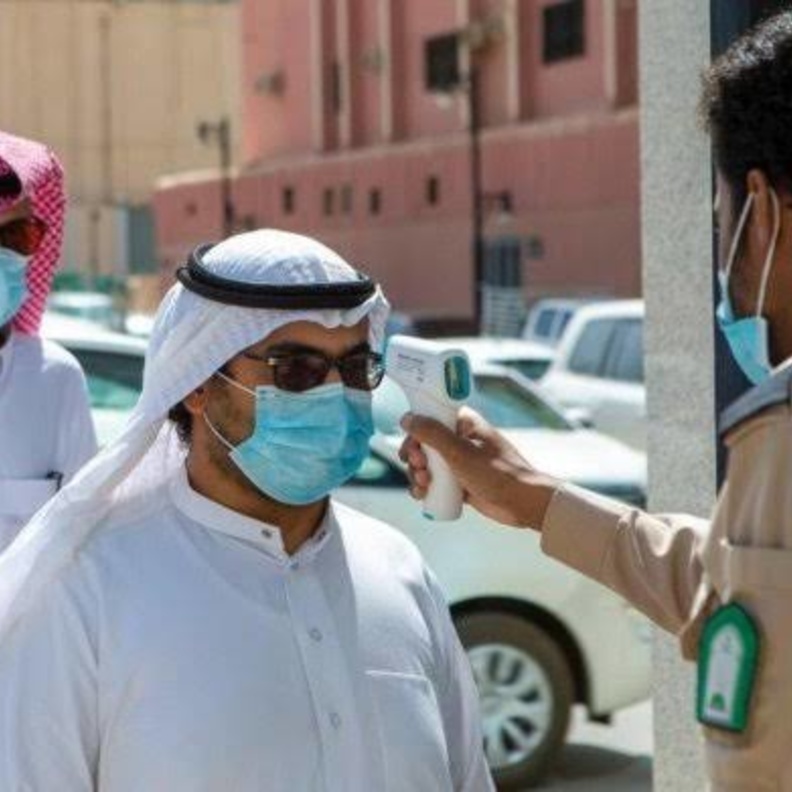 السعودية تعيد الإلزام بارتداء الكمامة وتطبيق إجراءات التباعد