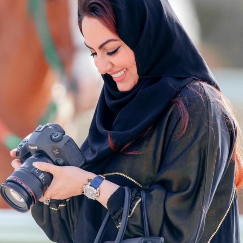 لوحة بعنوان "قمم الخليج" من الفنانة التشكيلية "نبيلة أبوالجدايل" بمناسبة القمة الخليجية