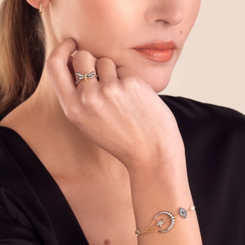 الصورة من موقع annoushka