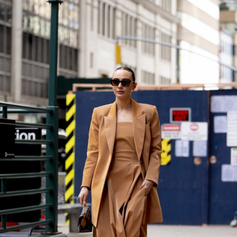 أفكار لتنسيق اللون الجملي مع الملابس الشتوية لاطلالة أنيقة ومميزة