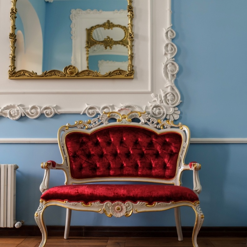 المخمل الأحمر في تصميم كنب كلاسيكي
