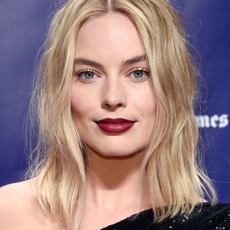 أجمل ألوان أحمر الشفاه المخملي الداكن لشتاء 2022 بأسلوب النجمات العالميات