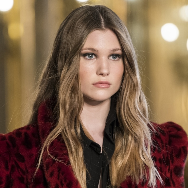 الوان شعر شتاء 2022 بنية بأسلوب دار Braschi