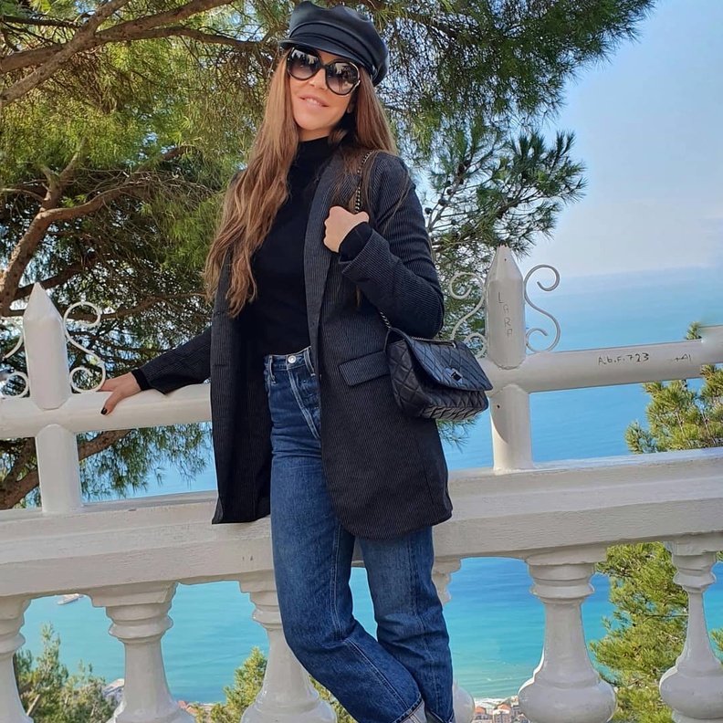 اطلالات كاجوال أنيقة للصبايا مستوحاة من كارلا حداد 