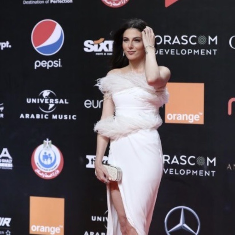 اطلالات النجمات العربيات في أزياء سهرة مزينة بالريش