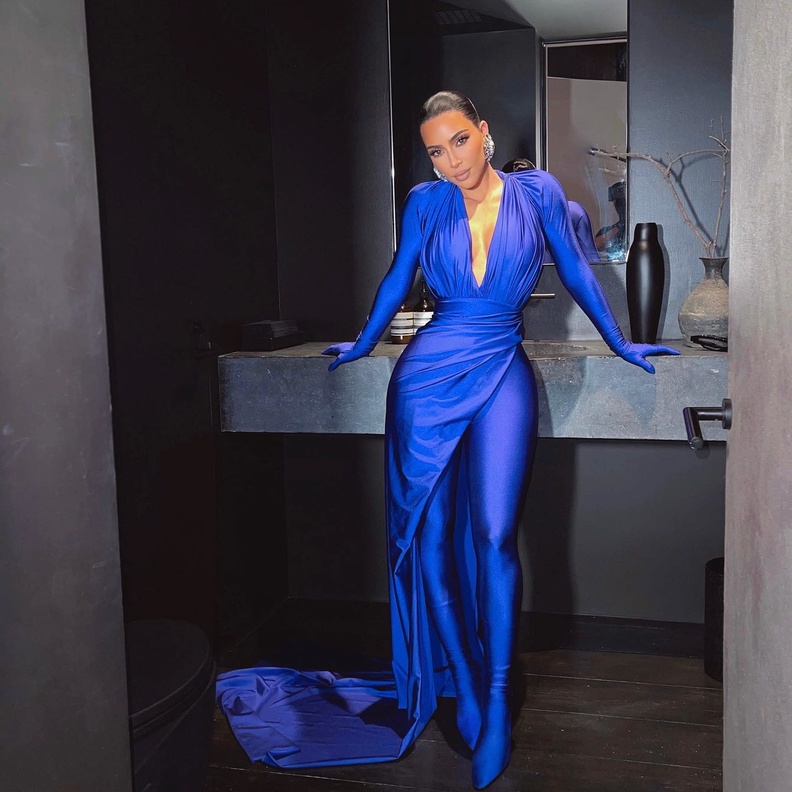 تألقت مصمم من قماش الـ spandexتميّز بقصة الـV neck والأكمام الطويلة التي تغطي اليدين