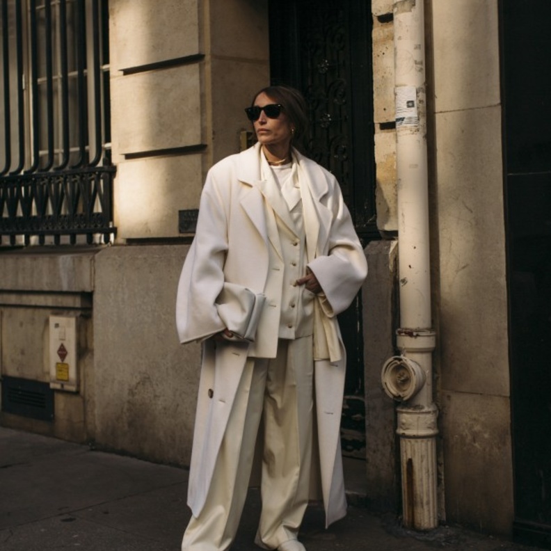 تألقي بإطلالات مونوكروم ومن خلال تنسيق طبقات عدة للوك يجمع بين الأناقة والكلاسيكية والعصرية