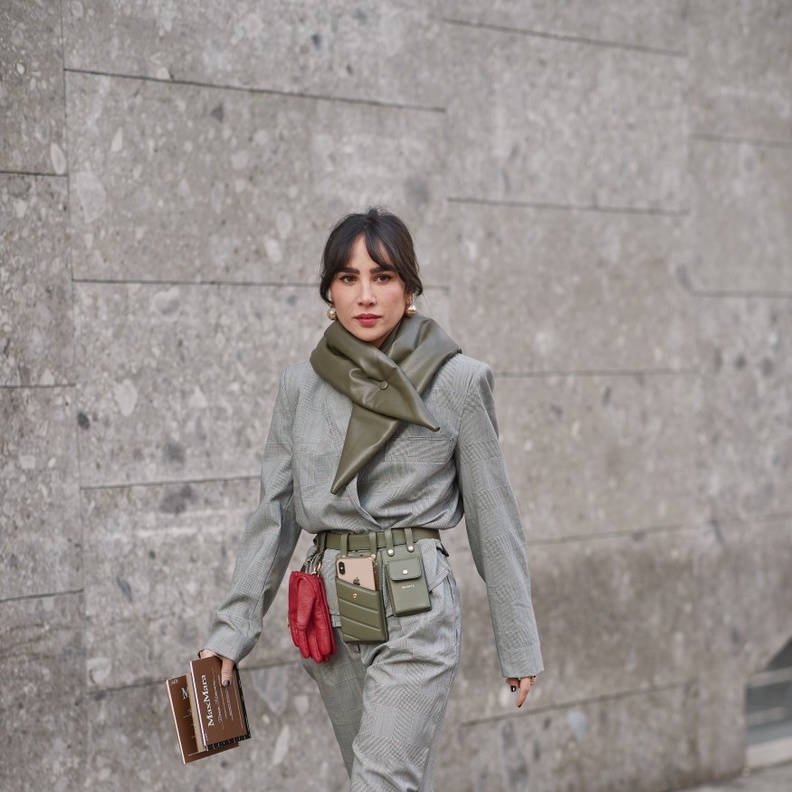 أفكار تنسيق أزياء بدرجات اللون الرمادي لإطلالات شتوية عصرية