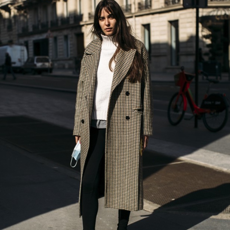 5 صيحات شتوية رائعة مع البنطلون السكيني موضة 2022