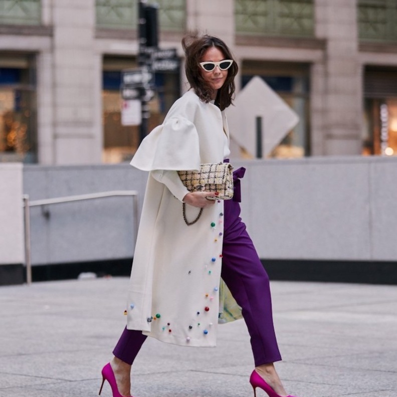 افكار لتنسيق البنطلون الملون ضن اطلالات العمل