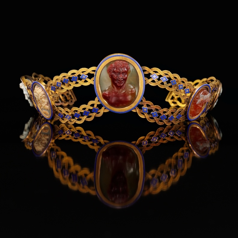 تاج الامبراطورة جوزفين من الذهب والإناميل مع قطع الكاميو المحفورة