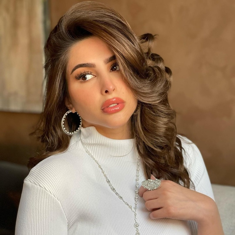 تسريحات زفاف راقية مع الخصل المجعدة والعريضة بأسلوب فوز الفهد