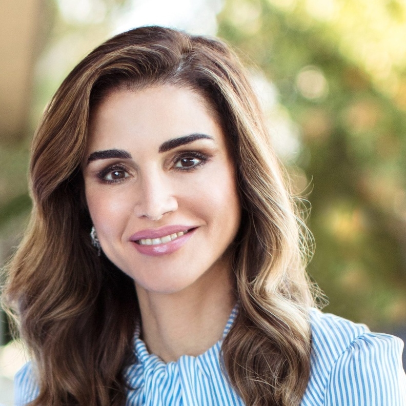 تسريحات شعر ويفي عريض لإطلالات نهاية العام بأسلوب الملكة رانيا