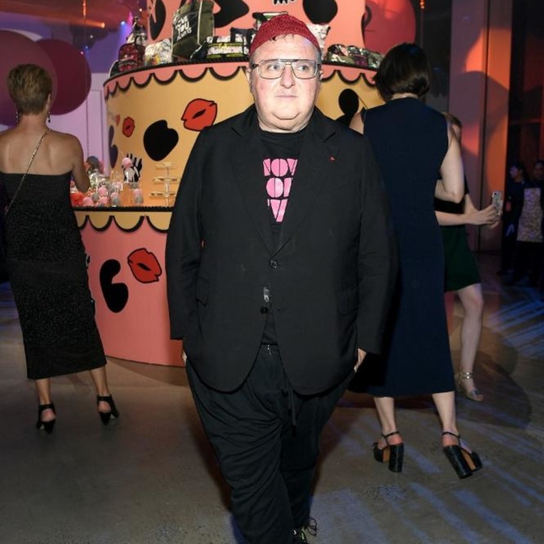 تميز Alber Elbaz بفساتينه البسيطة والتي غالباً كان يختار لها اللون الأسود