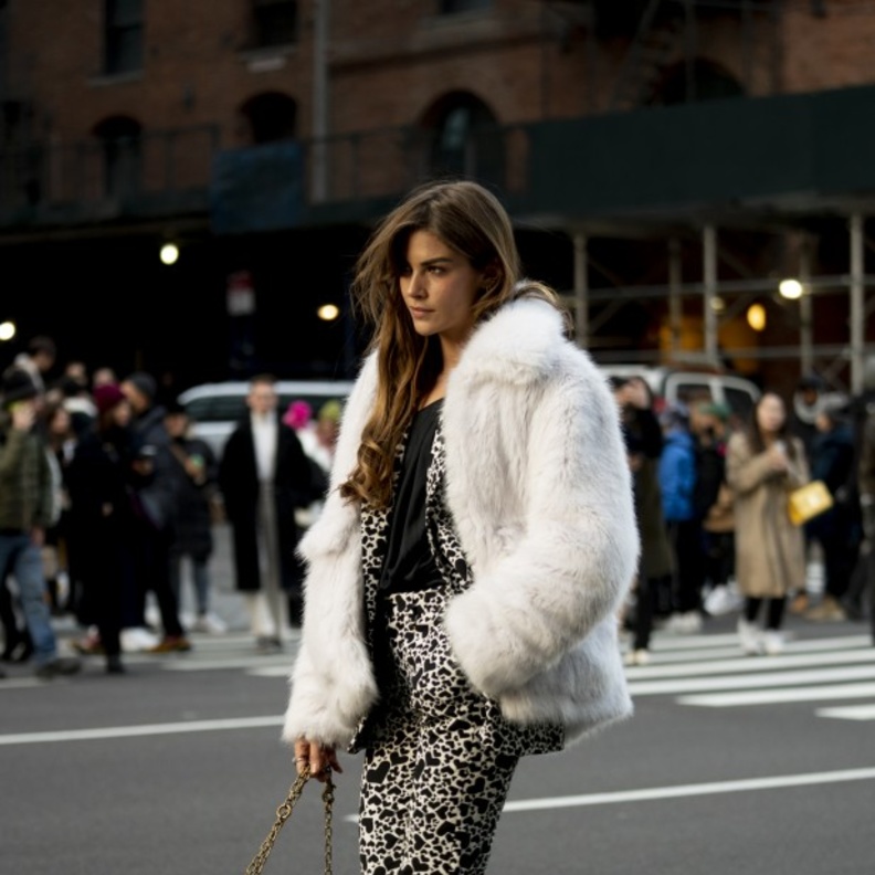 أفكار عصرية لتنسيق الأحذية الرياضية في اطلالات شتاء 2022