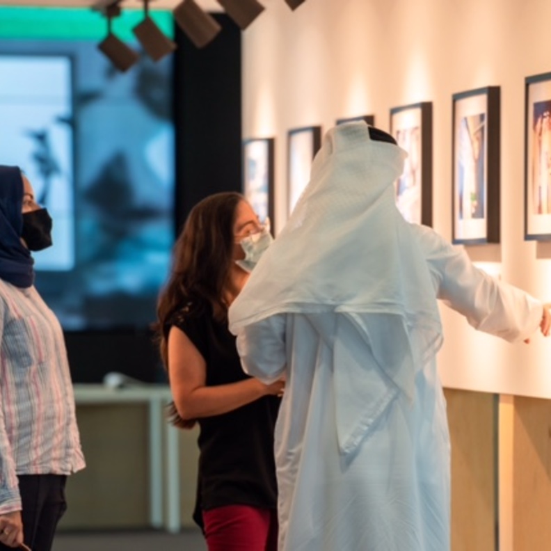 جمعية الناشرين الإماراتيين تحتفي برواد الأدب والصحافة في معرض أقلام من ذاكرة الخمسين