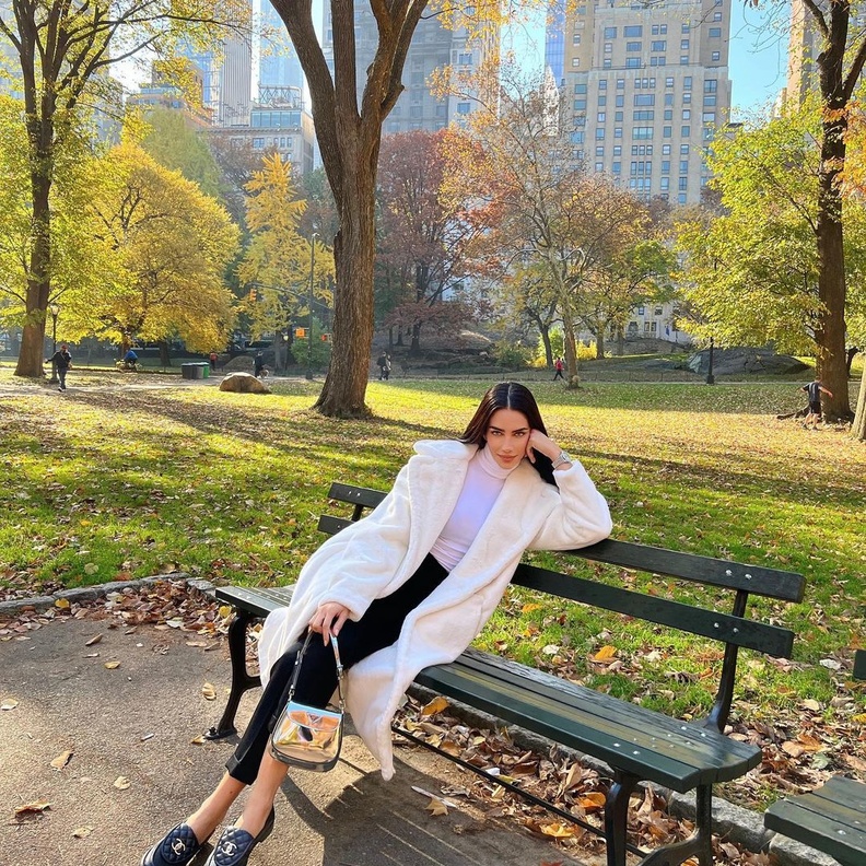 جيسيكا قهواتي إختارت الجاكيت الأبيض الطويل نسّقت تحته الكنزة والبنطلون الأسود