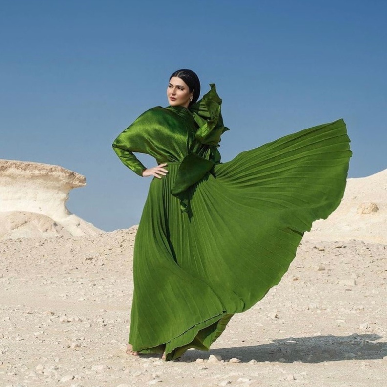 خطفت حنين الصيفي الأنظار بفستان طويل من مجموعة Solace London تميّز بقماشه اللامع والتنورة البليسه