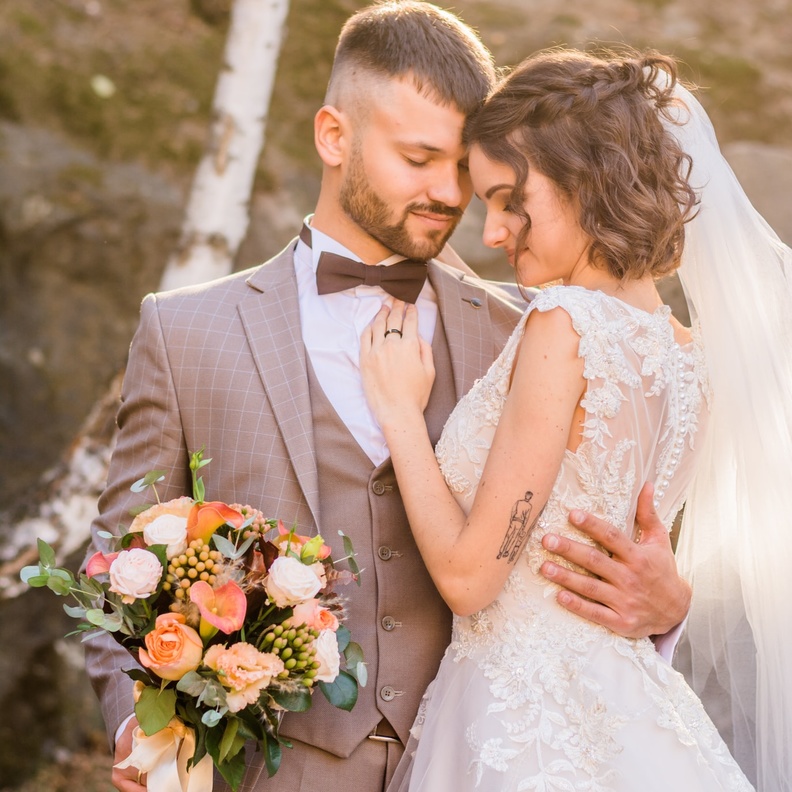 خلاف بين عروسين وإحدى ضيفات حفل الزفاف بسبب ترتيب أماكن الجلوس