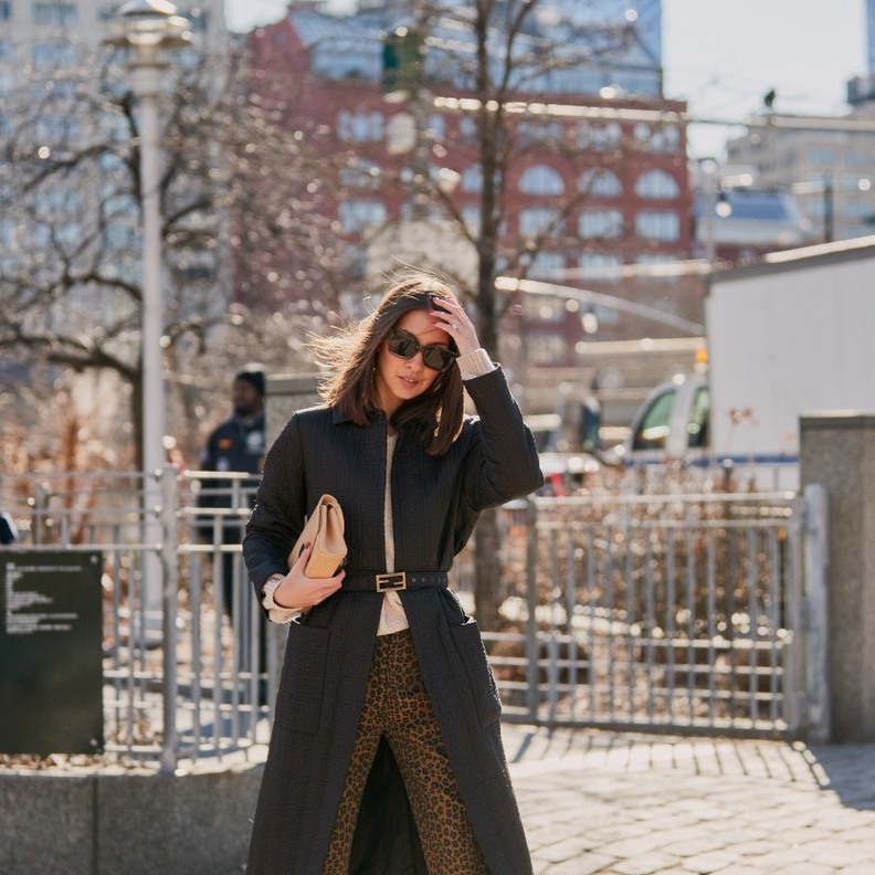 أجمل تنسيقات أزياء لإطلالات العمل تجمع بين الأناقة والعصرية