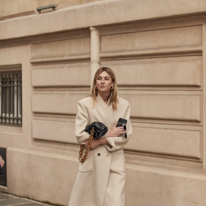 أفكار لتنسيق اللون البيج في اطلالات شتاء 2022