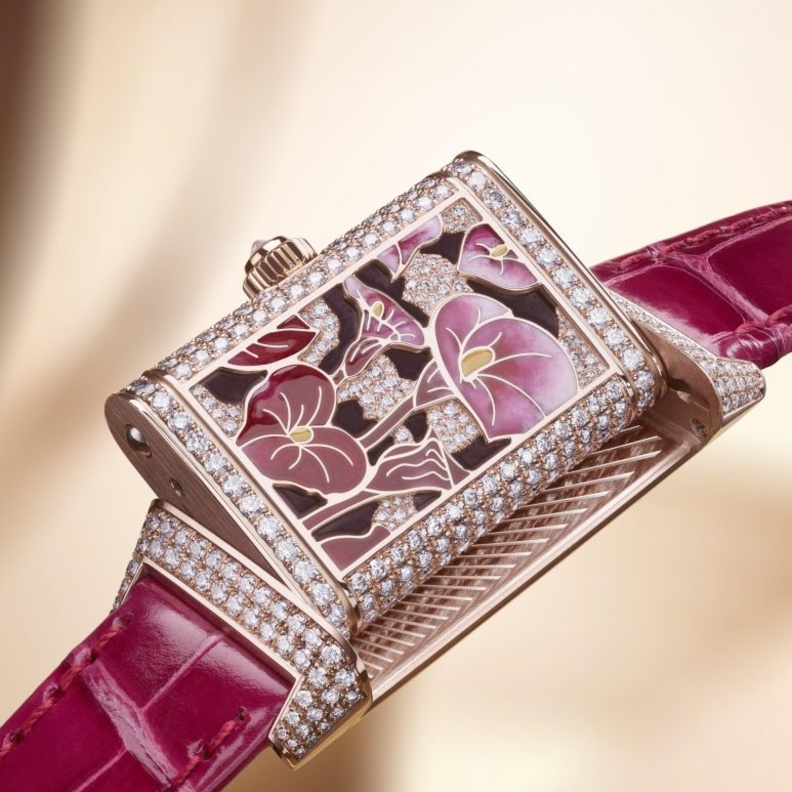 ساعات باللون الأحمر لأناقتك في رأس السنة