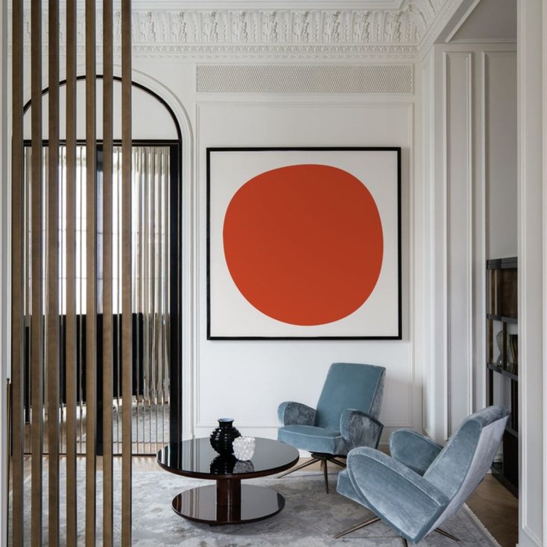 سجادة باللون الأزرق تنسجم مع تصاميم الكراسي