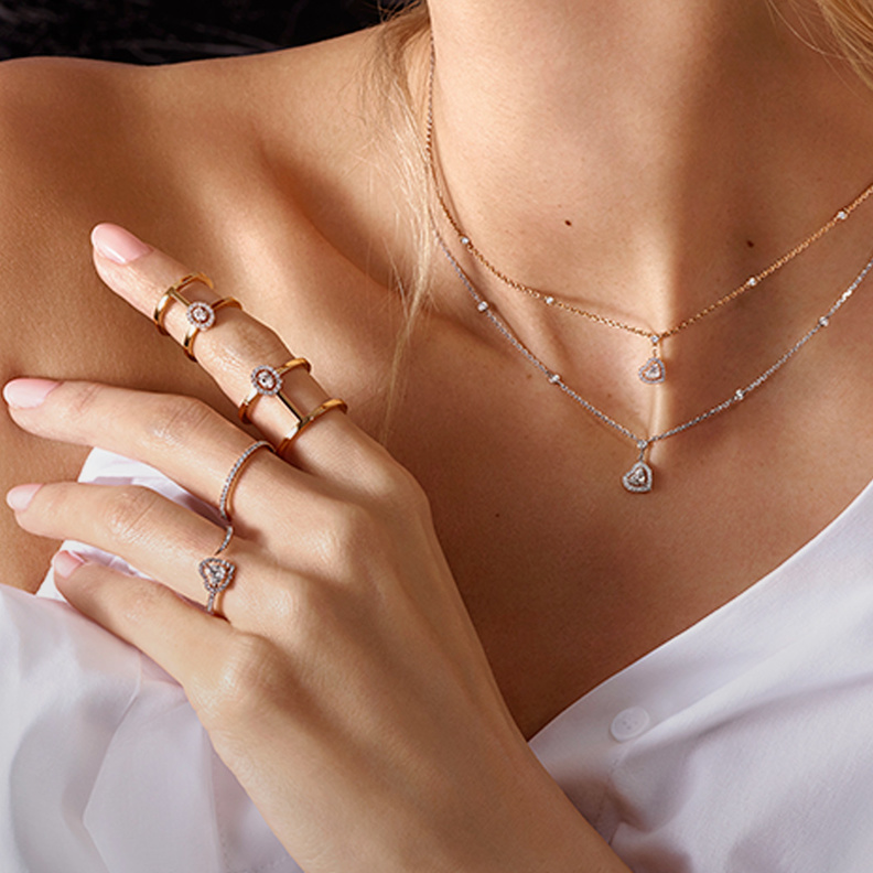 سحر ناعم مع مجوهرات ذهب معبرة عن الرومانسية