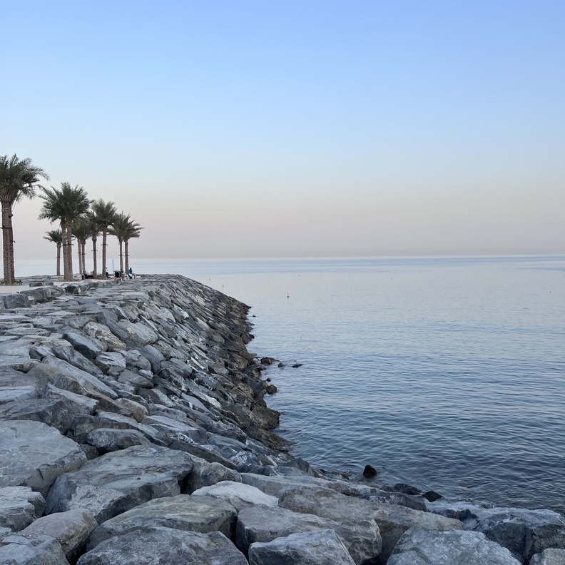 شواطئ ساحرة في العقة - المصدر AdelShakeri.