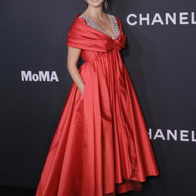 صور إطلالة بينيلوبي كروز تخطف الأنظار بالفستان الأحمر