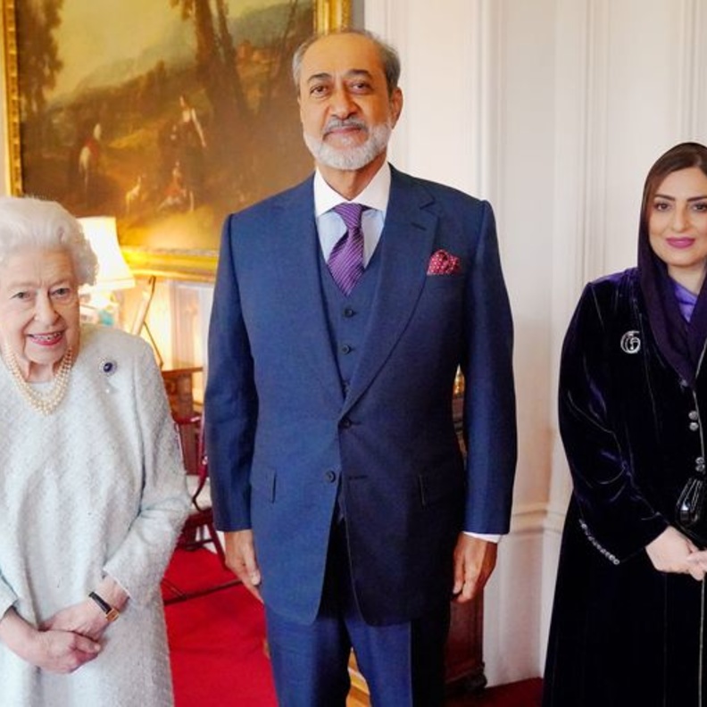 صور الملكة إليزابيث بإطلالة كلاسيكية والسيدة عهد بنت عبد الله تتألق بالمخمل