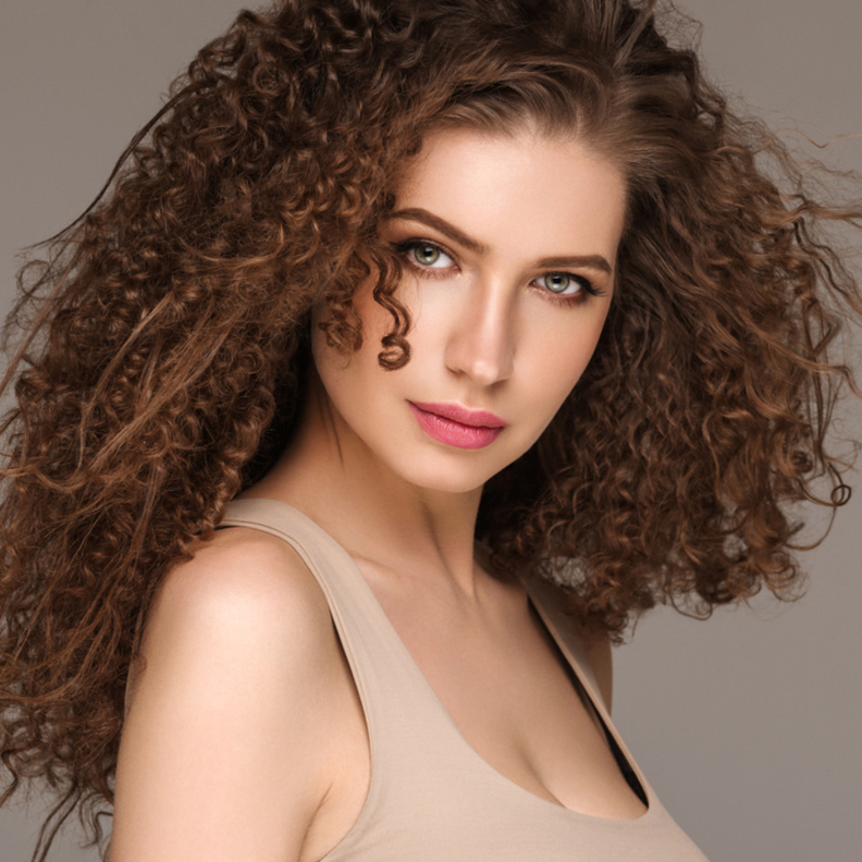 خلطات طبيعية لتنعيم الشعر المجعد قبل راس السنة 2022