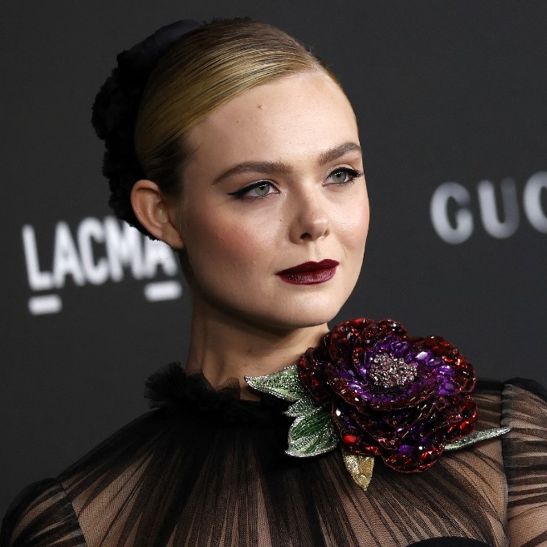 صيحات جمالية جعلت إطلالات Elle Fanning عام 2021 أكثر جمالاً