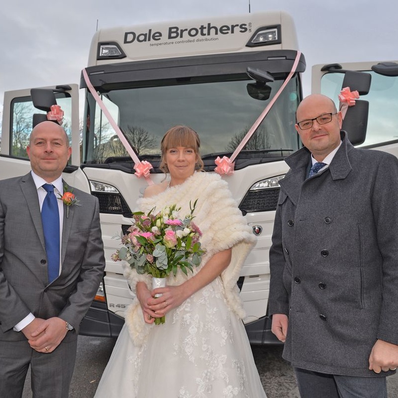 عروس تصل إلى حفل زفافها بسيارة نقل