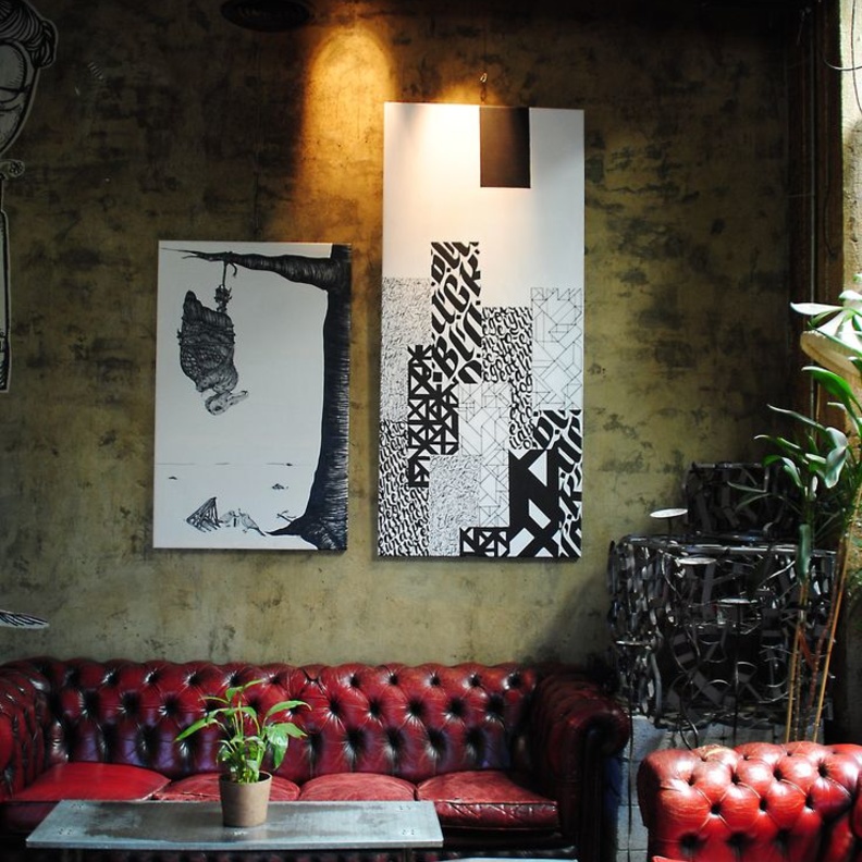 غرفة معيشة بألوان العلم الإماراتي احتفالا باليوم الوطني