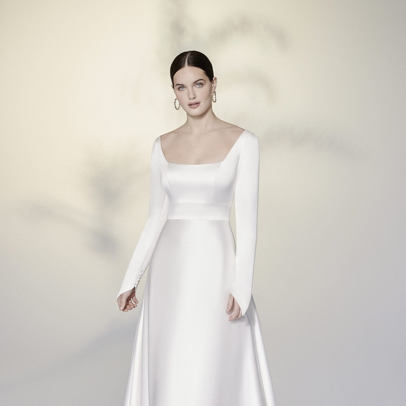 فساتين زفاف مع ياقة مربعة@justinalexander